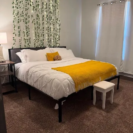 Luxury 1Br With Balcony Near Airport Apartment